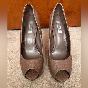 Jennifer Lopez beige heel